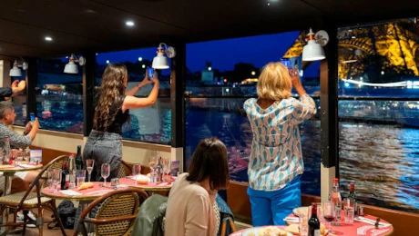 Croisière La Parisienne Gourmande sur la Seine avec planche de charcuterie